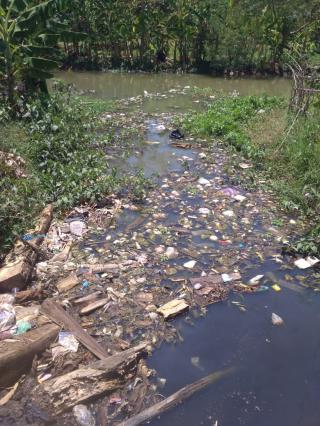 Bau Menyengat Dari Tumpukan Sampah, Kurang Sadarnya Warga Akan Kebersihan