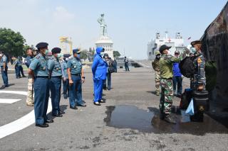 KRI Makassar-590 Tiba, Gubernur AAL Sambut 115 Taruna AAL Tingkat l Selesai Lattek Pra Jalasesya 