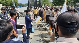 Mahasiswa Minas Blokir Pintu Masuk Kompleks Chevron Minas