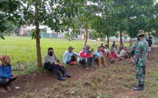Koramil Sidomulyo Bersama Warga Membuat Badan Jalan di Dusun 8 Desa BK