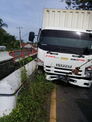 As Roda Patah, Sebuah Truk Mengalami Kecelakaan Tunggal