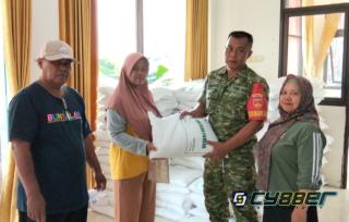 Babinsa Koramil 01/Kota Dampingi Penyaluran Bantuan Pangan Beras Di Kelurahan Buntalan