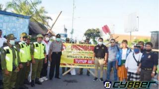 Pecalang dan Polisi Menutup Akses ke Sejumlah Pantai di Kecamatan Kuta Utara, Badung, Termasuk Pantai Canggu