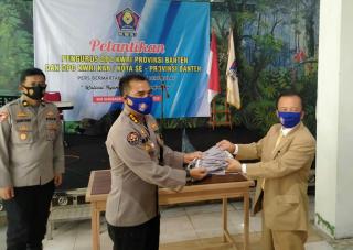 Cegah Penyebaran Covid-19, Kabid Humas Polda Banten Bagikan Masker di Pelantikan Pengurus KWRI