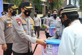 Kapolda Jabar Tunjau Langsung Baksos Polri Dampak Covid-19 di Karawang