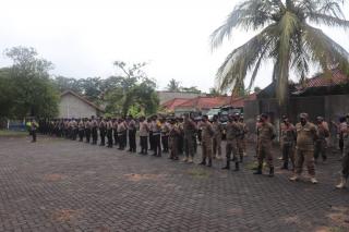 Ratusan Aparat Gabungan TNI-POLRI di Persiapkan Untuk Amankan Rapat Pleno yang di Pimpin Langsung Oleh Kapolres Ciamis.
