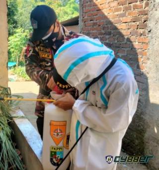 FKPPI PC 10.09 Kota Bandung, Semprotkan Disinfektan ke 280 KK di Kampung Cipulus Desa Pasir Angin