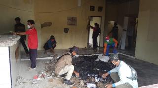 Sejumlah Elemen Ormas Bersihkan Puing Sisa Aksi Massa Selasa lalu