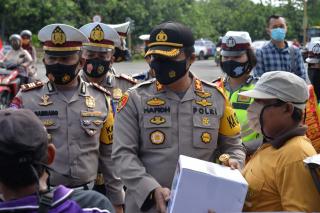 Polres Indramayu, Polda Jabar  Giiat Bakti Sosial Dalam Rangka Sosialisasi Ops Zebra Lodaya 2020