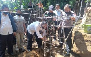 Peletakan Batu Pertama Pembangunan Irigasi oleh Camat Karangpawitan