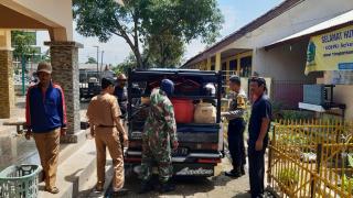Penyemprotan Disinfektan Terus Dilakukan Oleh Jajaran Polsek krangkeng dan Anggota Koramil