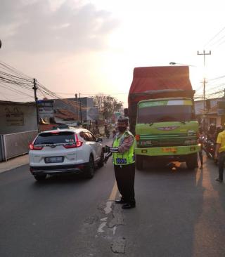 Kesigapan Anggota Polrestabes Bandung Polda Jabar Bantu Evakuasi Truck Mogok di Jalan AH. Nasution