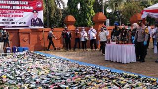 Ribuan Miras Berbagai Merek Hasil Razia 6 Bulan di Kabupaten Crebon Dimusnahkan