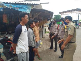 Bersama TNI dan Satpol PP Polsek Karangampel Kembali Edukasi Prokes 3M Pada Warga