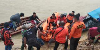 Tim Basarnas Bersama Ormas OPP dan Masyrakat Bahu Membahu Menemukan Korban yang Terseret Sungai Indragiri