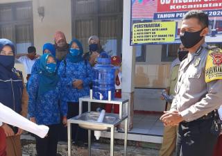 Disiplinkan Protokol Kesehatan, Bhabinkamtibmas Polsek Sukahaji Gencarkan Binluh di Kalangan Anak Pelajar