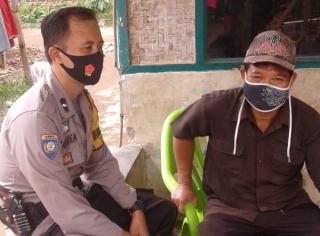 Anjangsana dengan Warga Binaan, Bhabinkamtibmas Jelekong Himbau Prokes Covid 19