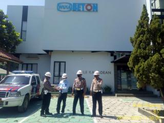 Di Operasi Patuh Lodaya 2020, Satlantas Polres Majalengka Bagikan Masker ke Karyawan Pabrik