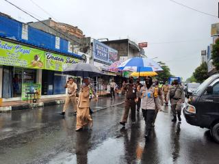 Di Bawah Guyunan Hujan, Kapolres Banjar Polda Jabar Dan Forkopimda Tinjau Pelaksanaan Operasi Yustisi