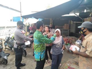 Tiga Pilar Kecamatan Anjatan Berbagi Masker Sambil Edukasi 3M di Pasar Tradisional