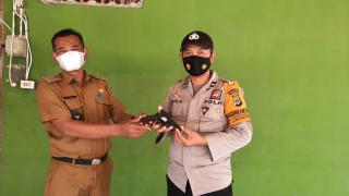Sadar Akan Bahaya Senpi Rakitan, Warga Melalui Kades Serahkan Senpi Rakitan ke Bhabinkamtipmas
