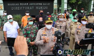 Kapolda Metro Jaya Check Point PSBB, Sekaligus bagikan Masker di Terminal Bus Kp. Rambutan
