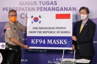 Pemerintah Korea Kembali Serahkan Bantuan 500 Ribu Masker Melalui Gugus Tugas Nasional