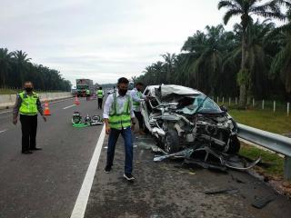 Melaju Dengan Kecepatan Tinggi, Mobil Avanza Tabrak Belakang Truk Trailer di Jalan Tol Pekanbaru-Dumai