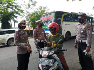 Bentuk Kepedulian, Satlantas Polres Brebes Sosialisasi dan Bagikan Masker Kepada Masyarakat