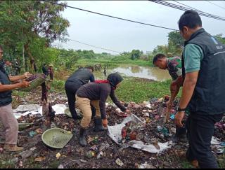 Peringati Hari Air Sedunia Kodim 0602/Serang Bersama DPUPR Kabupaten Serang dan Kopisusu Bersihkan Sungai Ciwaka Pontang
