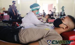 Polda Bali Sumbangkan 100 Kantong Darah Untuk PMI