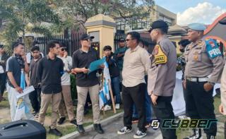 Polda Riau Digeruduk Massa, KNPI Pekanbaru Tuntut Kasus Pengeroyokan Diusut Tuntas