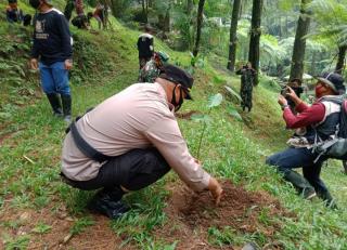 Lestarikan Alam, Polres Majalengka Polda Jabar Bersama Koperasi Agung Mandiri dan Masyarakat Tanam Ratusan Pohon