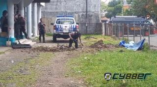 Tim Jibom Gegana Polda Maluku Evakuasi Benda Diduga Sisa Bom Pesawat di Percetakan Negara Ambon