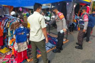 Antisipasi Penularan Covid-19, Polresta Bandung Polda Jabar Himbau Prokes di Pasar Tumpah Solokan Jeruk