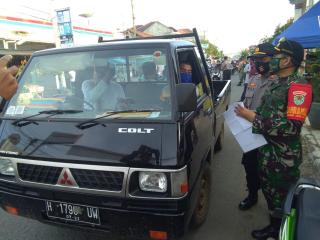 Lagi, Kapolsek Anjatan Bagikan 500 Pcs Masker Pada Pengguna Jalan