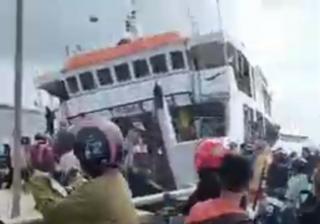 Kapal Feri KM Bili Terbalik di Pelabuhan Prigi Sambas