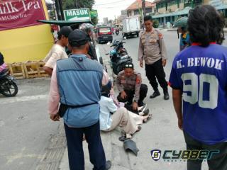 Gercep, Anggota Polsek Cilegon Bantu Korban Kecelakaan di Perempatan Temu Putih
