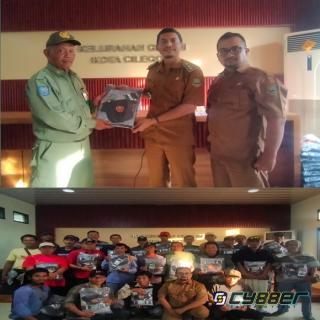 Tanda Cinta, Lurah Gerem Berikan Seragam Baru Pada 56 Satlimas Kelurahan Gerem