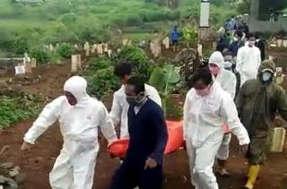 Sedih, Ungkapan Penggali Kubur Covid-19 di TPU Cikadut yang Tak Terperhatikan