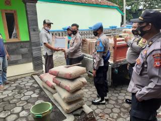 Kapolsek Sumedang Utara Berikan Bantuan Bahan Bangunan Ke Masjid Nurul Huda