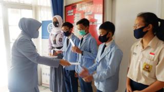 Ketua PIA AG Cab.4/G.II Lanud Sulaiman Beri Hadiah kepada Para Siswa Pemenang Kuis “Penjaga Langit”