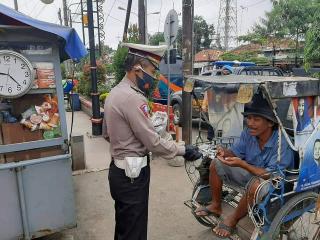 Sambangi Pasar Tradisional Kadipaten, Polres Majalengka Polda Jabar Bersama TNI dan Instansi Pemerintahan Kembali Bagikan Masker Gratis