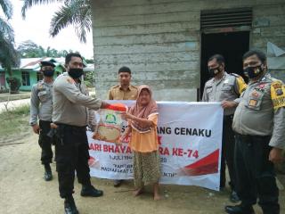 Kapolres Inhu, Melalui Polsek Batang Cenaku Serahkan Bantuan Kepada Janda dan Lansia