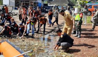 Tiga Pilar, Basarnas dan Ormas Kecamatan Wado Bersihkan Sampah di Pinggiran Area Jatigede Sumedang