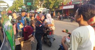 Perkumpulan Wartawan Media Online Indonesia (PWMOI) Cilacap Berbagi Takjil Ramadhan