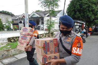Sat Brimob Polda Jabar Bantu Pendistribusian Air Bersih dan Makanan Untuk Korban Banjir di Karawang