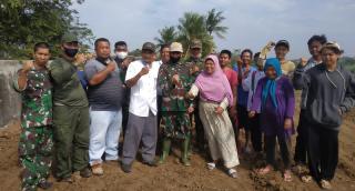 DanSektor 20 Citarum Harum Giat Tinjau Pembuatan Tanggul Citarum di Desa Karang Harja