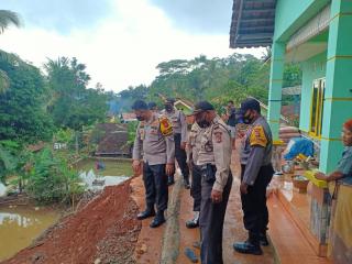 Wakapolres Ciamis Meninjau Langsung Lokasi Bencana Alam Tanah Longsor Di Dusun Ragapulu Baregbeg Ciamis