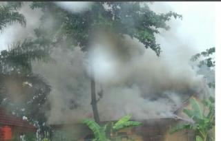 Sambaran Petir Hanguskan Rumah Dinas Sekdakab 1 Pelalawan Hingga Terbakar